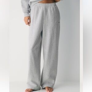 TNA Cozy Fleece Sweatpants in Light Gray